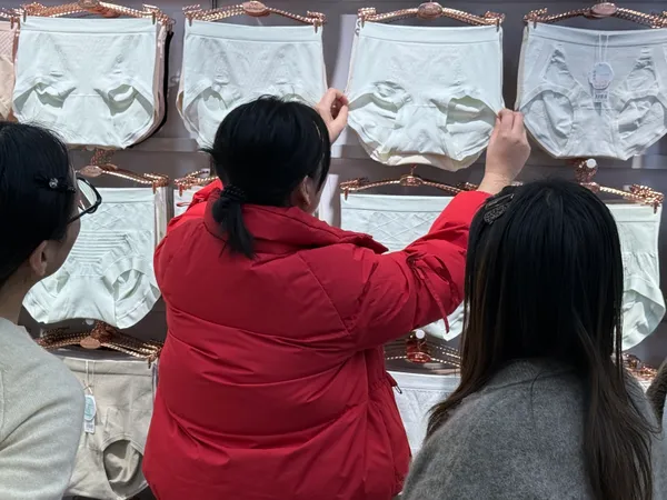 Yejie Underwear product development team